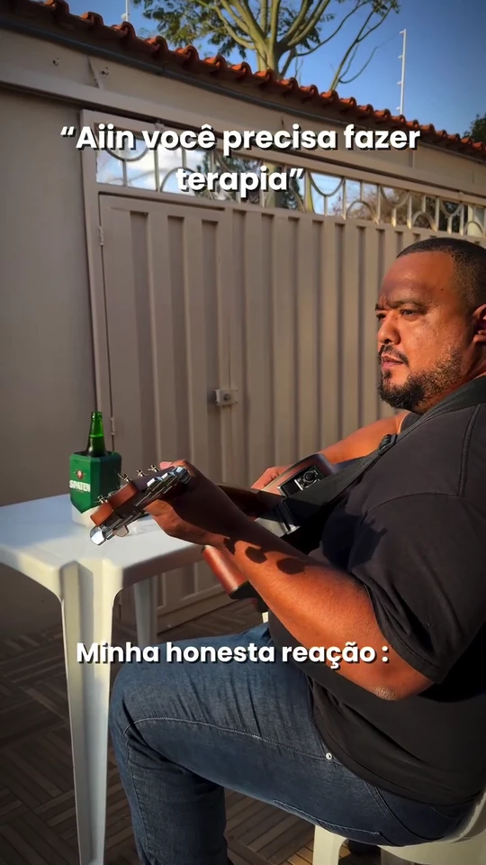 Banda ensaiando em estúdio